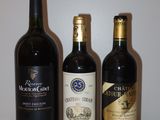trois bouteilles de vin sont alignées sur une table