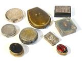 plusieurs types de bijoux différents sur une surface blanche