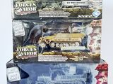 trois boîtes de véhicules militaires miniatures exposées sur une table