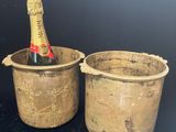 deux seaux contenant chacun une bouteille de champagne, posés sur une table