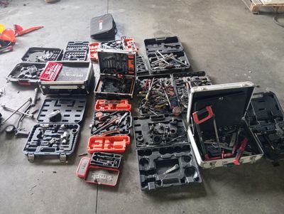plein d'outils qui traînent par terre dans le garage