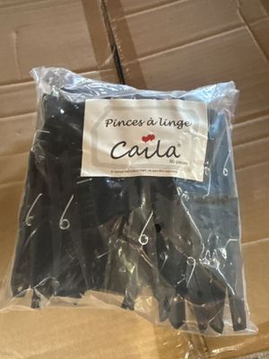 un paquet contenant des ciseaux, présenté dans une boîte sur laquelle est apposée une étiquette de prix