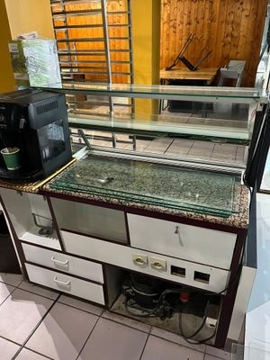 un aménagement de magasin en stratifié comprenant, une vitri…