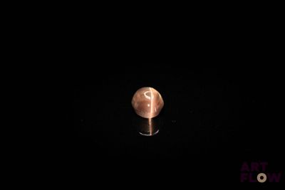 un gros plan d'une ampoule dans l'obscurité, sur fond noir