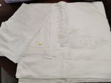 une pile de linge de maison blanc plié posée sur une table