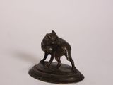 figurine en bronze représentant un homme à cheval, posée sur un socle