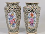 paire de vases chinois anciens ornés de motifs floraux
