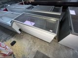 plusieurs réfrigérateurs dans un magasin