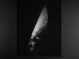 une photo en noir et blanc d'un homme portant un chapeau