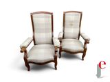paire de chaises anciennes avec accoudoirs rembourrés d'un tissu à carreaux