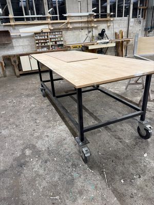 une table à roulettes dans une pièce