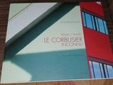 le livre est posé sur le parquet, près du mur