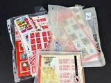 une paire de ciseaux posée sur une table à côté d'un paquet de timbres