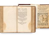 un vieux livre ouvert, dévoilant une page de texte sur fond blanc
