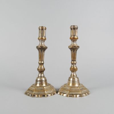 une paire de chandeliers en laiton sur fond blanc