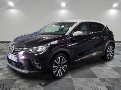 Le nouveau SUV Toyota C-HR est garé dans un showroom.