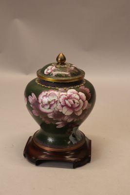 Pot couvert en émaux cloisonnés polychromes à décor de fleur…