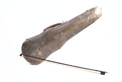 quelqu'un tient un étui à violon auquel est attachée une ficelle