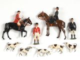 plusieurs figurines représentant des hommes à cheval et des chiens, sur un fond blanc