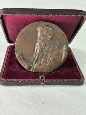 une photo d'une médaille de bronze dans un écrin