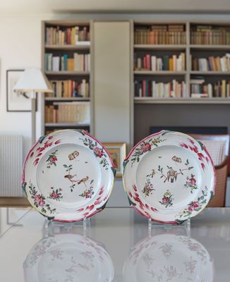 deux assiettes posées sur une table devant une bibliothèque
