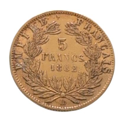 gros plan d'une pièce de monnaie sur une surface blanche