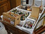 une table sur laquelle sont posées de nombreuses bouteilles de bière