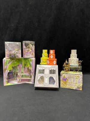 quatre petites boîtes ornées de motifs différents