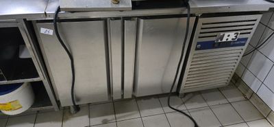 une cuisine avec tout un tas d'appareils électroménagers posés sur le plan de travail