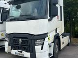 deux camions garés sur un parking