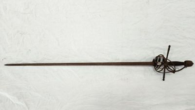 une vieille épée en fer avec une poignée en bois sur fond blanc