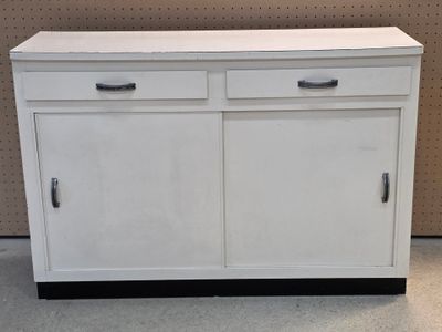 Buffet bas à portes coulissantes laqué blanc, plateau en for…