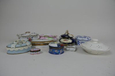 de nombreux types de plats et de bols en porcelaine sur la table