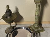 un plateau en argent sur lequel est posée une bougie, à côté d'une lampe