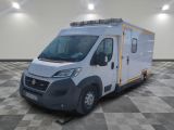 la camionnette blanche est garée sur le sol en damier d'une pièce