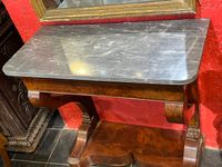 Table console en placage d'acajou flammé. (photo 2)