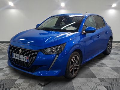 une voiture bleue garée dans un garage au sol en damier