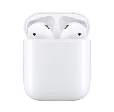 des AirPods d'Apple avec leur boîtier de recharge sur fond blanc