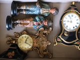 une boîte contenant une horloge et une figurine
