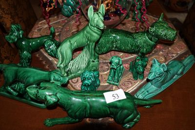 tout un tas de figurines vertes posées sur une table