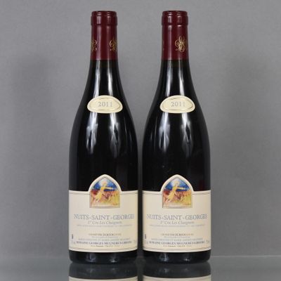 deux bouteilles de vin posées sur une table l'une à côté de l'autre