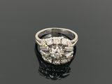 une bague en diamant et or blanc