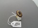 une photo d'une bague en or ornée d'une grenat