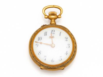 une montre de poche en or sur fond blanc