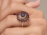 une image représentant la main d'une femme avec une bague au doigt