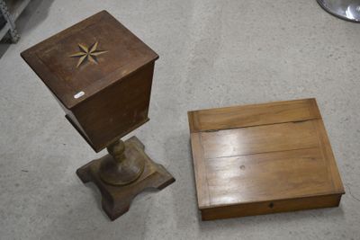 une petite boîte en bois et une autre petite boîte en bois posée par terre