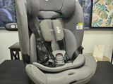 un siège auto pour bébé posé sur la table dans la pièce