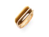 une image d'une bague en or sur fond blanc