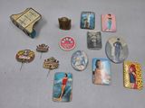 un grand nombre d'objets posés sur une table