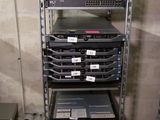 un rack contenant de nombreux types d'ordinateurs différents